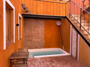 Apartamento con encanto, patio y piscina
